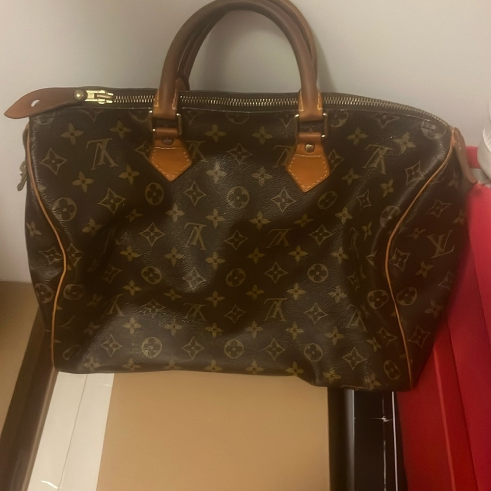 I'm selling a large Louis Vuitton Boston bag very good condition.